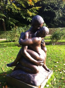 A hugging couple in the rose garden at Marselisborg Palace