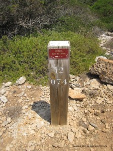 0704 marking pole at Cami de Cavalls