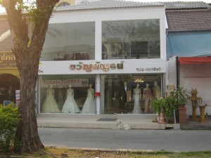 pretty dresses shop Chiang Mai Land road