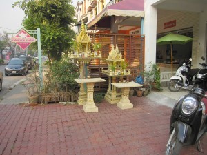 spirit house Chiang Mai Land road
